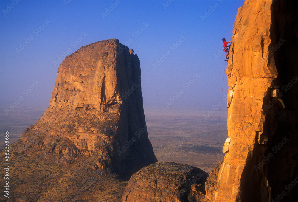 Mali Plateau Rocks Foto de A man rock climbs the sandstone towers known as the Hand of ...