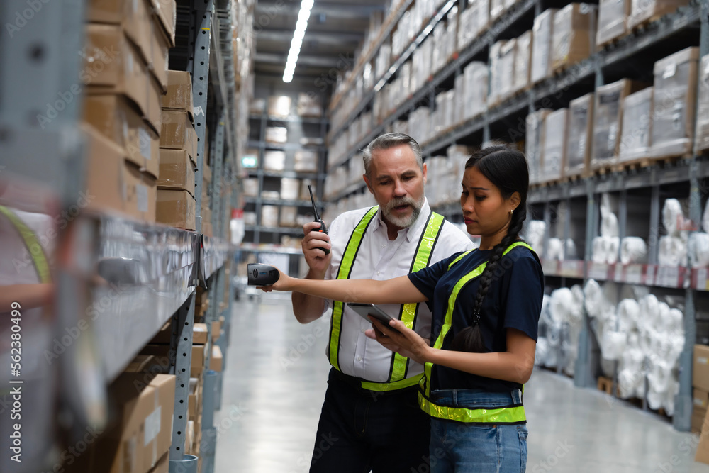 Foto de Warehouse manager coaching new employee to find shipment from