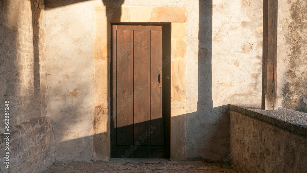 Puerta rústica de madera en iglesia rural 