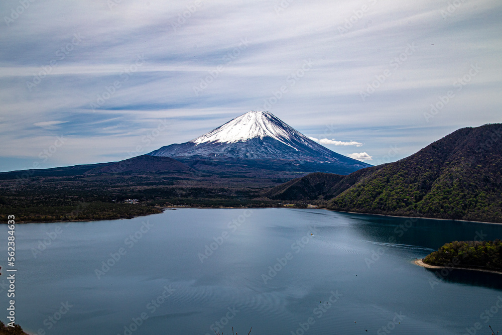 本栖湖と富士山