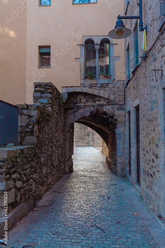 Pequeño paso para cruza por debajo de los estrechos edificios de la ciudad de Gerona con las ventanas finalizadas en arcos. © Beatriz