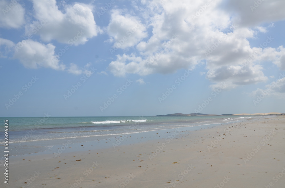 Cenário de praia com nuvens brancas