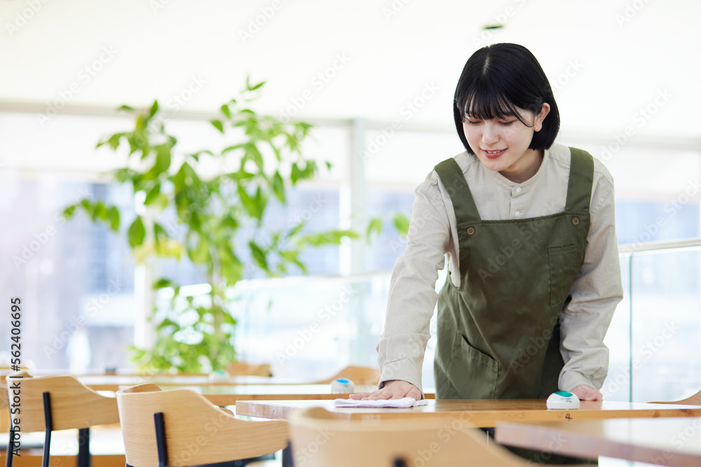 カフェで働く若い日本人の女性 カフェで働く若い日本人の女性