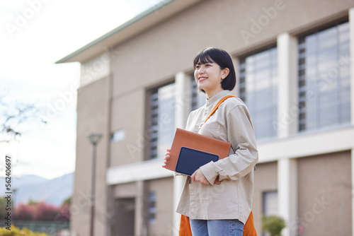 キャンパスライフを楽しむ日本人の大学生 photo