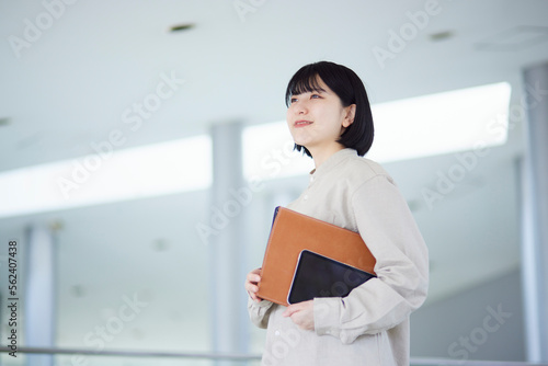 キャンパスライフを楽しむ日本人の大学生 photo