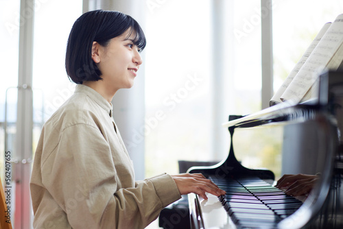 Fotografiet ピアノを演奏する若い日本人女性
