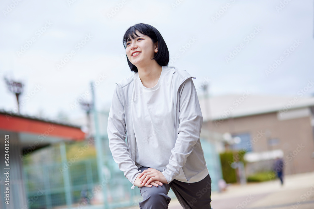 運動する若い日本人女性 運動する若い日本人女性