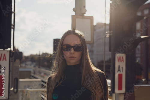 Künstler Pole Dance Frau in Kunst AI Spezial Effekte vor der Kamera mit Berliner Techno Musik Studio