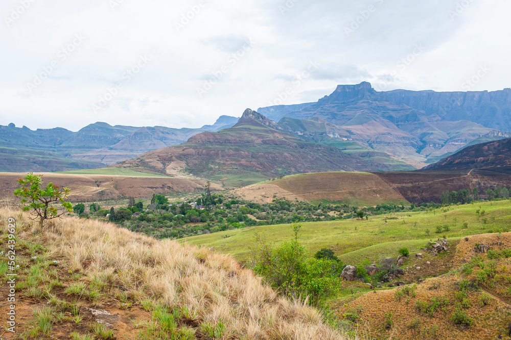 The Drakensberg mountains in South Africa have some of the world's most beautiful trails. People from many countries come here to trek.. Drakensberg mountains in South Africa offer a perfect view. The Drakensberg mountains in South Africa have some of the world's most beautiful trails. People from many countries come here to trek.. Drakensberg mountains in South Africa offer a perfect view.