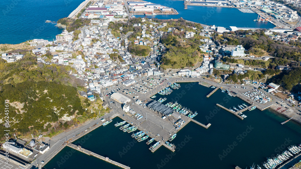 Naklejka premium 2023年1月 日本のアマルフィ 和歌山県雑賀崎漁港と雑賀崎灯台周辺の空撮写真