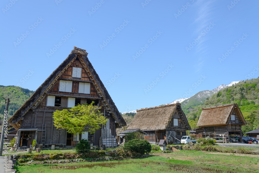 快晴の空をバックにした白川郷の合掌造り 快晴の空をバックにした白川郷の合掌造り