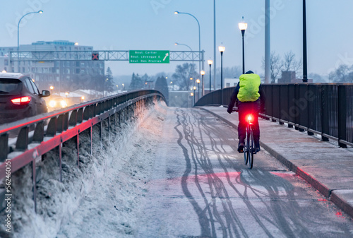 Cycliste sur le pont Viau à l'heure de pointe l'hiver photo