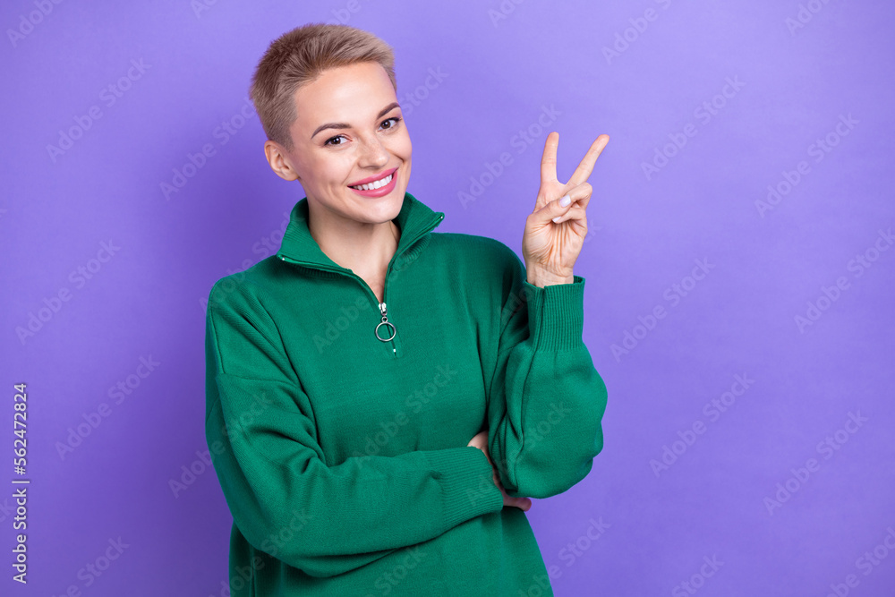 Photo of positive cheerful girl blonde short hair showing v-sign wear zip pullover enjoy blogging peaceful person isolated on purple color background Photo of positive cheerful girl blonde short hair showing v-sign wear zip pullover enjoy blogging peaceful person isolated on purple color background
