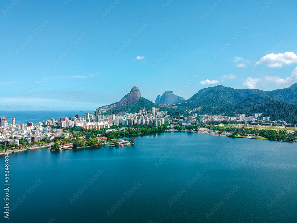 Obraz premium High-angle view of a neighborhood near a lagoon in Rio de Janeiro city