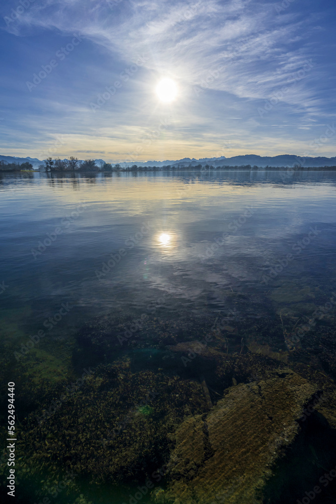 Sonnenuntergang  im klaren Wasser am Bodensee 