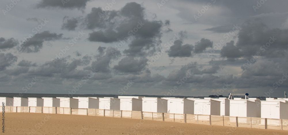 cabines de plage blanches alignées sur la plage cabines de plage blanches alignées sur la plage