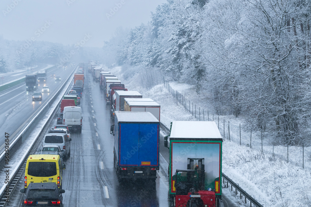 Rettungsgasse nach einem Unfall auf einer deutschen Autobahn nach einem Wintereinbruch