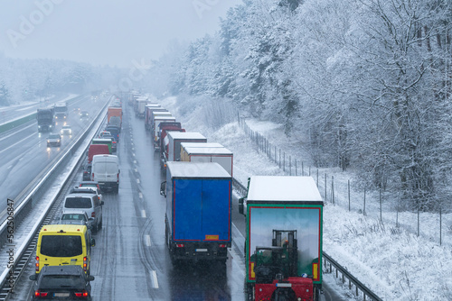 Obraz na płótnie Rettungsgasse nach einem Unfall auf einer deutschen Autobahn nach einem Wintereinbruch w salonie