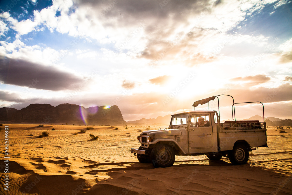 Der Jeep in der Wüste von WadiRum in Jordaninen Der Jeep in der Wüste von WadiRum in Jordaninen