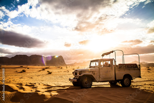 Der Jeep in der Wüste von WadiRum in Jordaninen