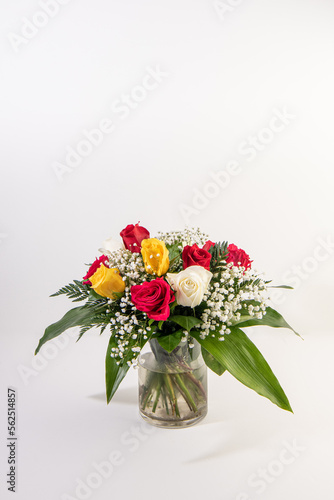 Obraz na płótnie flower arrangement on glass vase w salonie