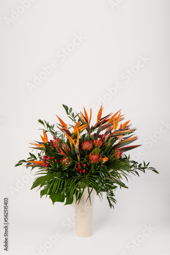 Obraz na płótnie Vase with tropical flowers w salonie