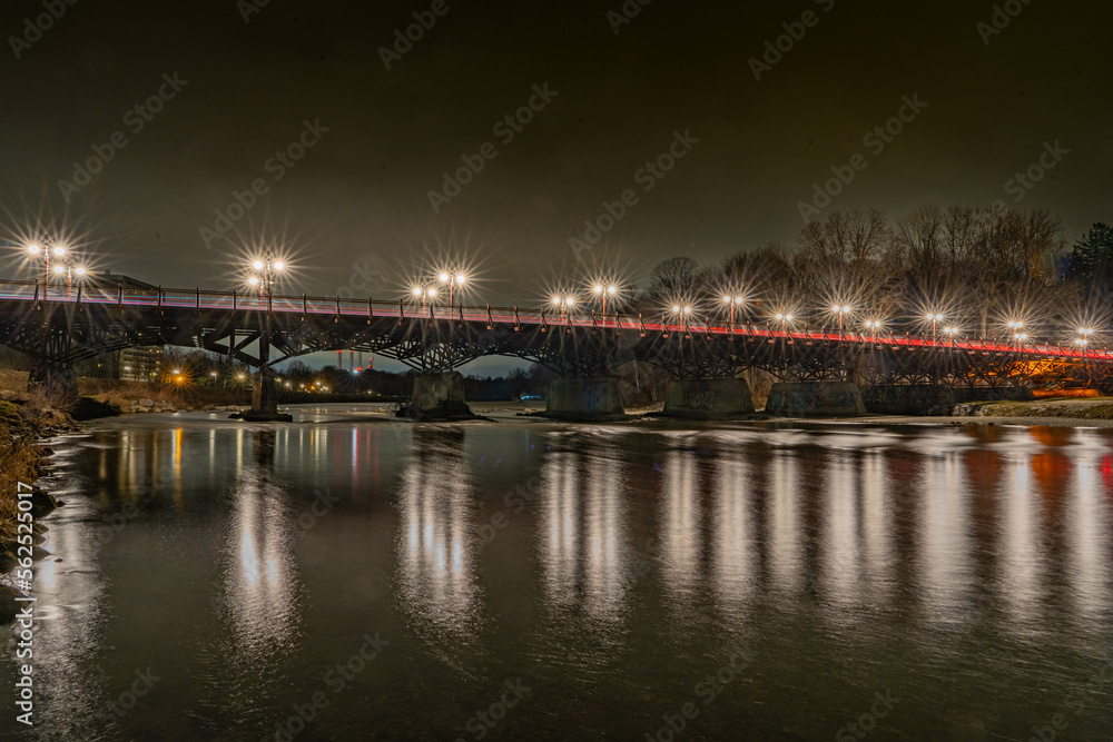 Die Thalkirchner Brücke bei Nacht
