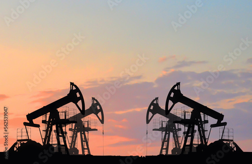 Fototapete Oil drilling derricks at desert oilfield