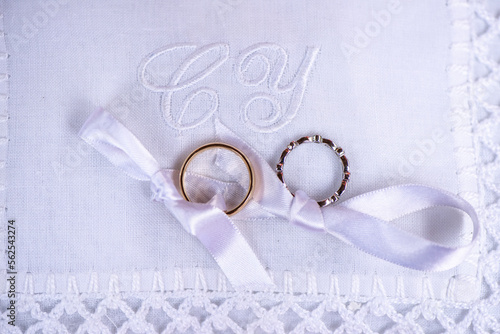 Obraz na płótnie wedding bands on white monogrammed pillow w salonie