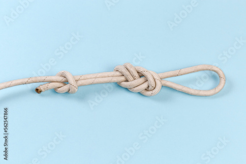 Cuadro en lienzo Knot аigure-eight loop with stopper knot on blue background