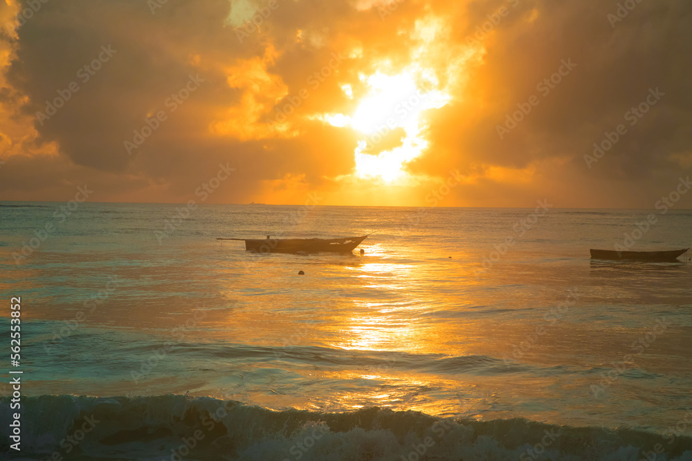 Naklejka premium Beautiful sun rise at beach. gorgeous beautiful sunrise over the ocean