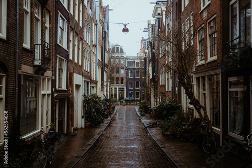 Fototapeta Naklejka Na Ścianę i Meble -  Niederlande | Amsterdam - Gasse nach schwerem Regen