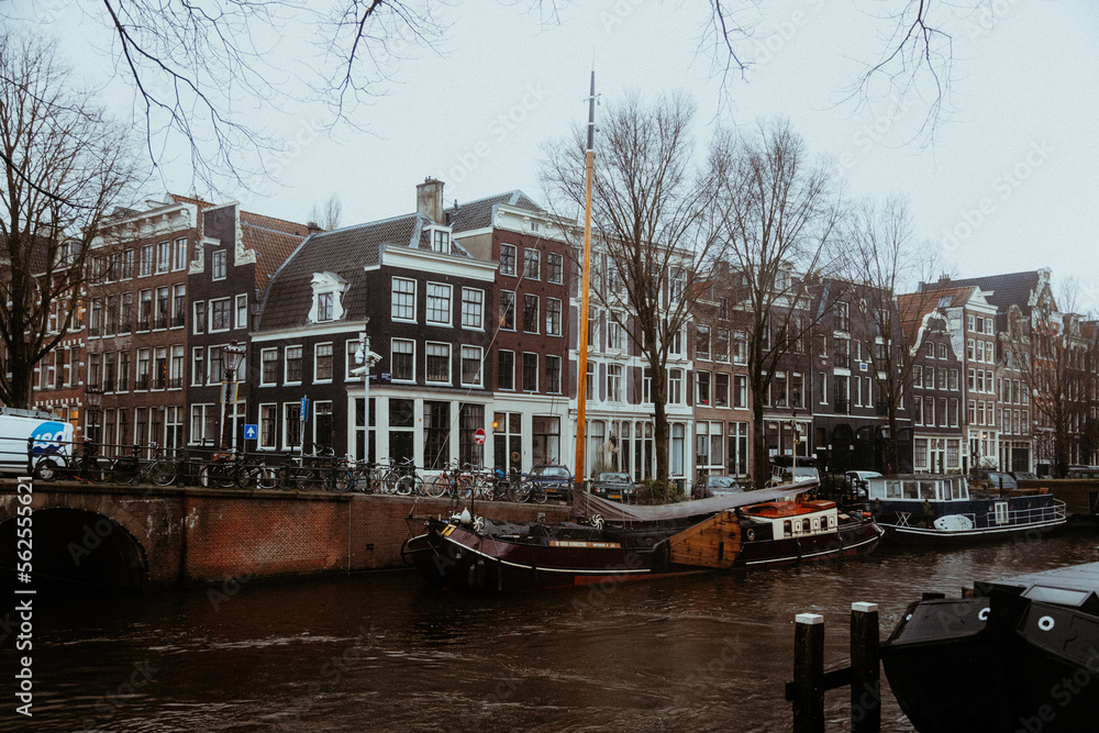 Niederlande | Amsterdam - Häuser am Kanal mit Schiff
