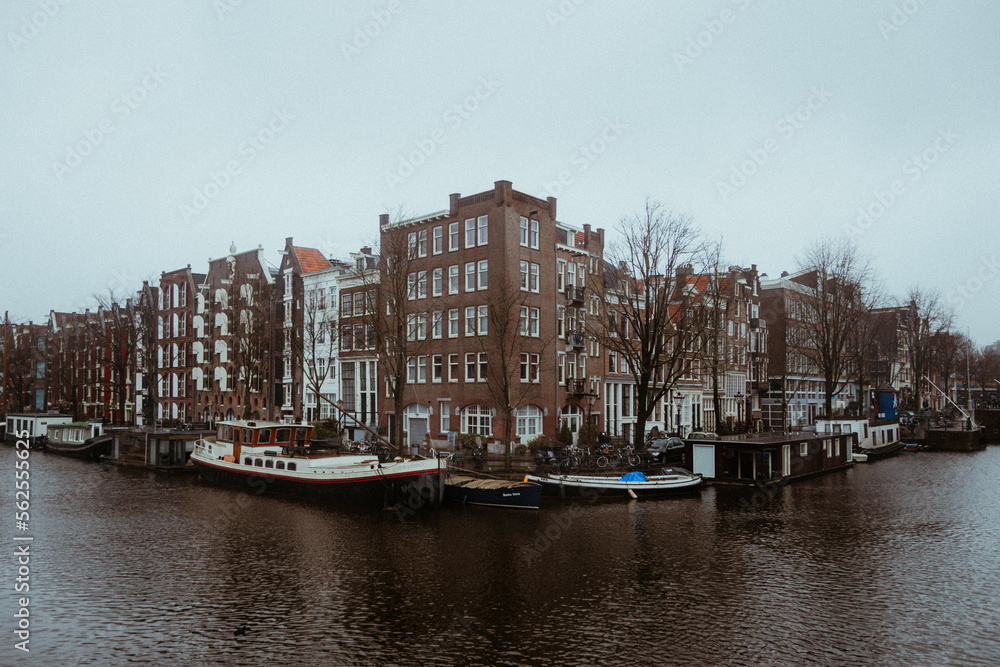 Niederlande | Amsterdam - Häuser am Kanal mit Schiff