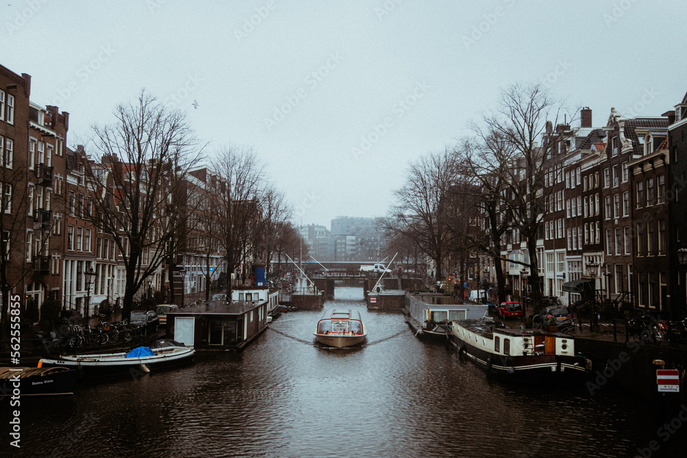 Niederlande | Amsterdam - Boot fährt auf der Amsel durch Amsterdam