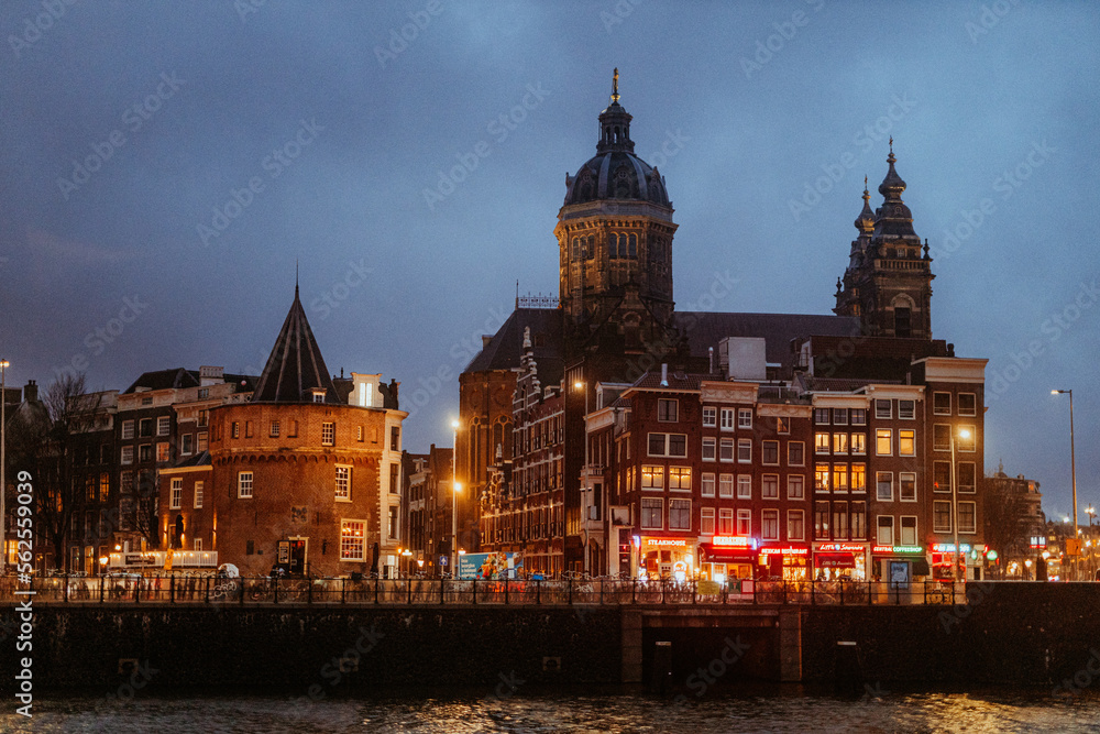 Niederlande | Amsterdam - Blick auf Basilika St. Nikolau bei Nacht