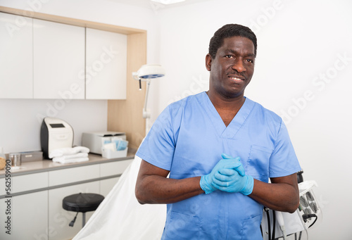 African american male doctor cosmetologist meeting client in modern clinic of aesthetic medicine