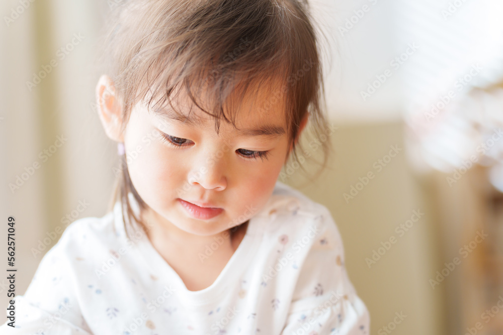 三歳児の女の子のポートレート 三歳児の女の子のポートレート