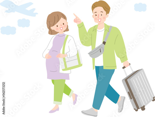 里帰り出産する妊婦さんと荷物を持つ夫