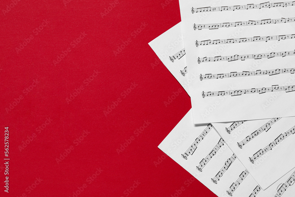 Naklejka premium Note sheets on red background, flat lay. Space for text