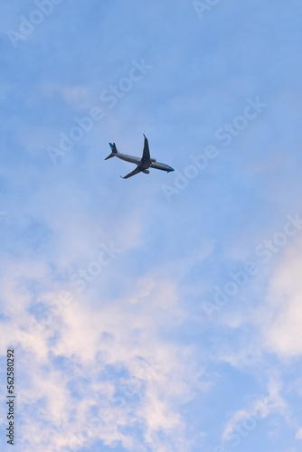 silueta de avion comercial volando al atardecer con nubes coloridas