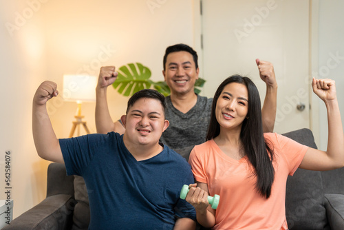 Foto Portrait of happy Asian family exercising together for health care