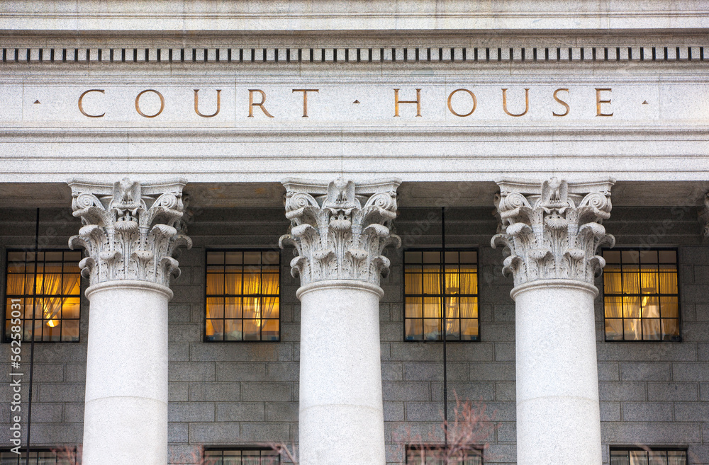 Obraz premium Facade of federal courthouse with towering columns. 