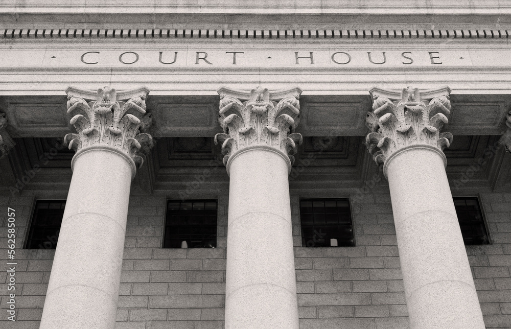Obraz premium Facade of federal courthouse with towering columns.