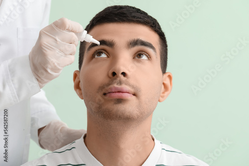Ophthalmologist putting dro...