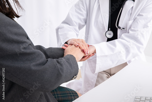 患者の手を握る医師 Doctor