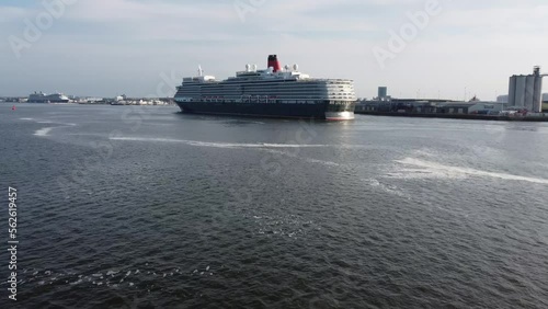 Queen Elizabeth cruise ship Southampton clip2 photo