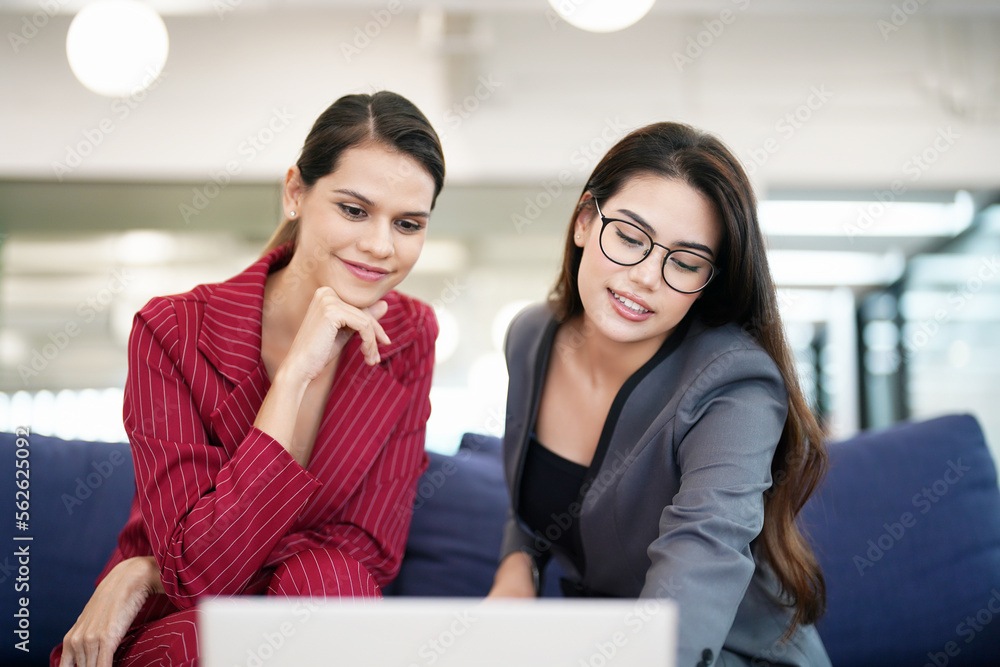 Obraz premium Businesswoman discussing with colleagues.