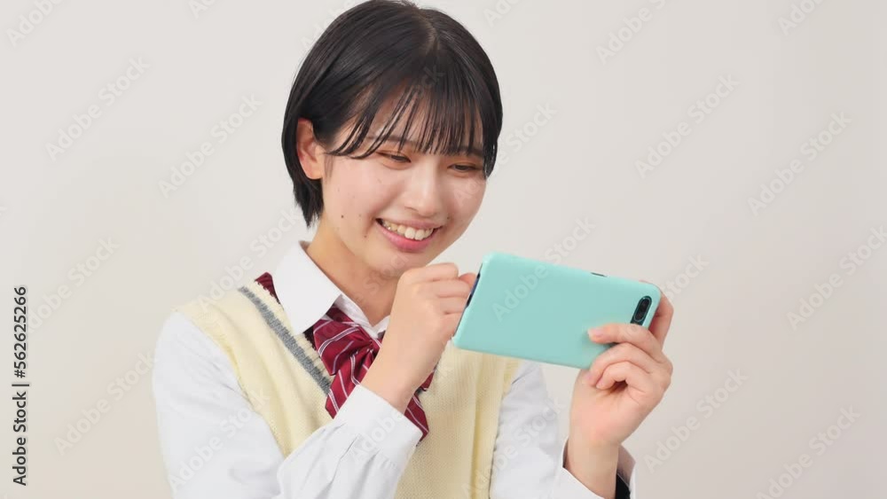 スマホを見る女子高生 白背景 スマホを見る女子高生 白背景