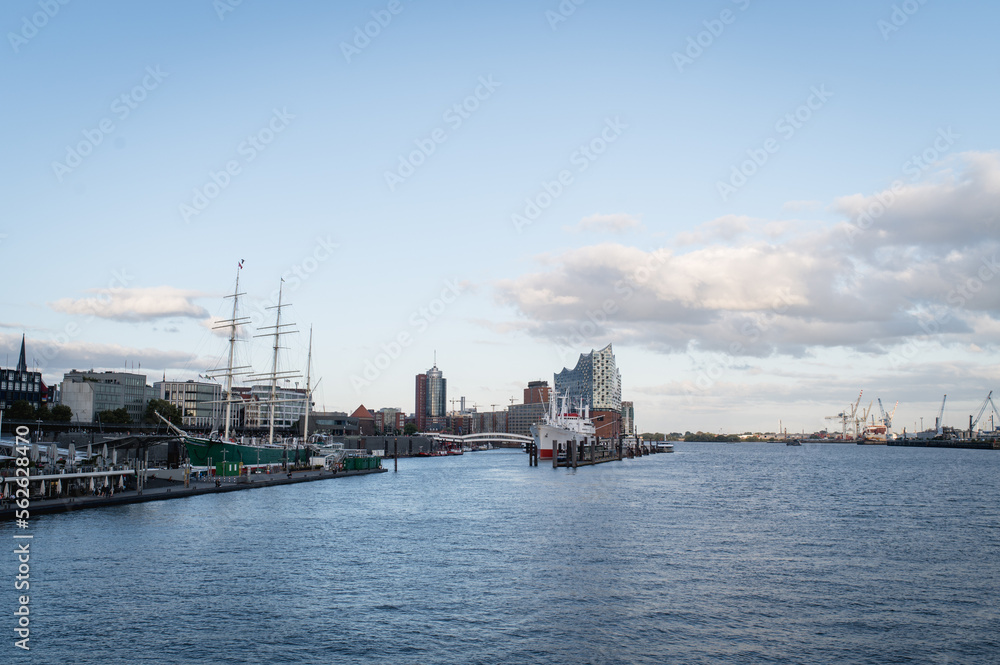 Hamburg an den Landungsbrücken mit blick auf die Elbphilamonie